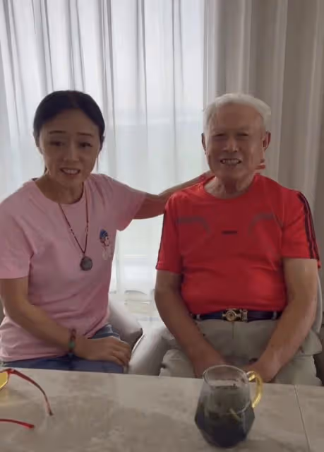 60歲吳瓊回安徽娘家！豪宅曝光滿桌硬菜，與年邁父親長相複製粘貼