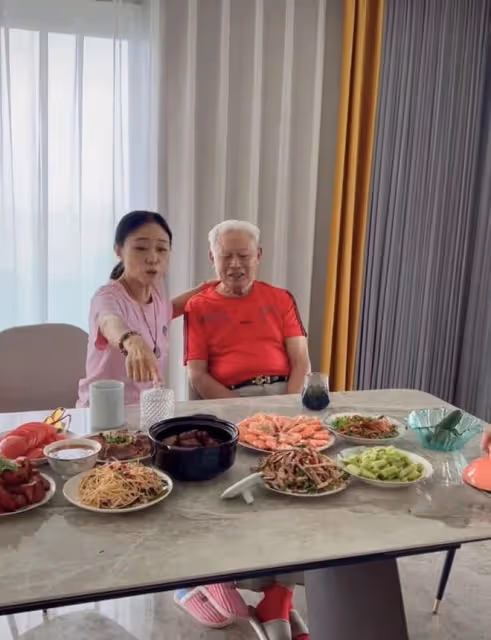 60歲吳瓊回安徽娘家！豪宅曝光滿桌硬菜，與年邁父親長相複製粘貼