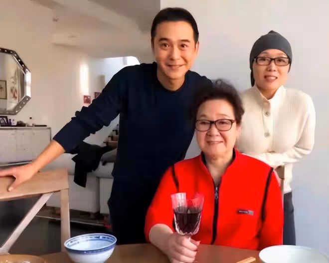 60歲吳瓊回安徽娘家!豪宅曝光滿桌硬菜,與年邁父親長相複製粘貼