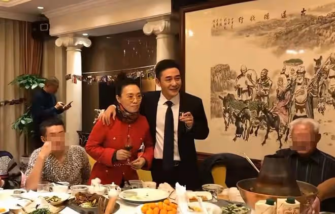 60歲吳瓊回安徽娘家!豪宅曝光滿桌硬菜,與年邁父親長相複製粘貼