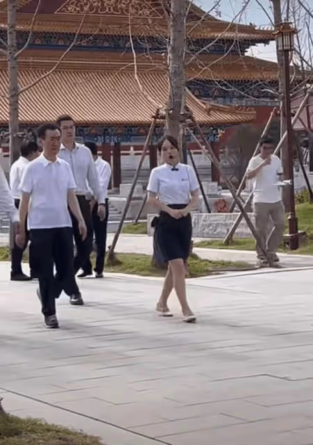 王思聰卸任董事頻頻玩樂，爸爸為公司四處奔波，彎腰駝背身形消瘦
