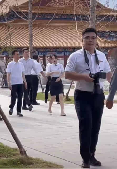 王思聰卸任董事頻頻玩樂，爸爸為公司四處奔波，彎腰駝背身形消瘦