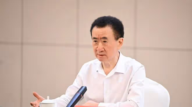 王思聰卸任董事頻頻玩樂，爸爸為公司四處奔波，彎腰駝背身形消瘦