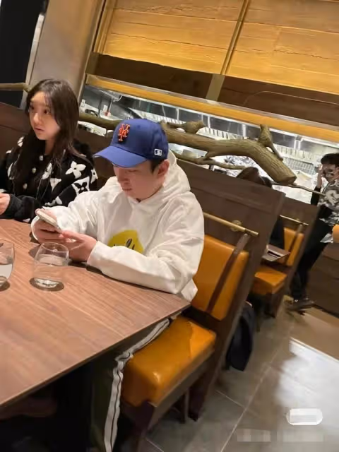 王思聰卸任董事頻頻玩樂，爸爸為公司四處奔波，彎腰駝背身形消瘦