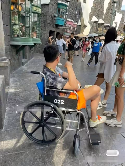 王思聰卸任董事頻頻玩樂，爸爸為公司四處奔波，彎腰駝背身形消瘦