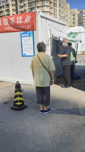 86歲李明啟街頭做核酸,腳穿布鞋站姿筆挺引圍觀,親切合照沒架子
