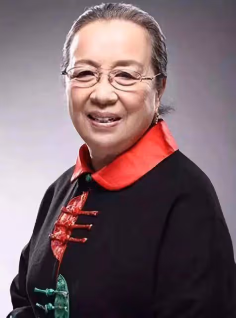 86歲李明啟街頭做核酸,腳穿布鞋站姿筆挺引圍觀,親切合照沒架子