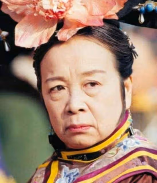 86歲李明啟街頭做核酸,腳穿布鞋站姿筆挺引圍觀,親切合照沒架子
