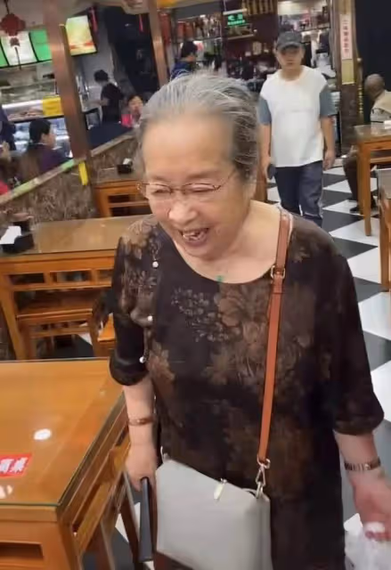 86歲李明啟街頭做核酸,腳穿布鞋站姿筆挺引圍觀,親切合照沒架子