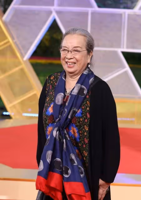 86歲李明啟街頭做核酸,腳穿布鞋站姿筆挺引圍觀,親切合照沒架子