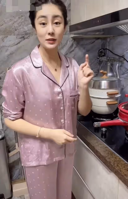 鄉愛王小蒙居家做飯,穿近千元睡衣戴10萬元首飾,淡妝出鏡顯氣質
