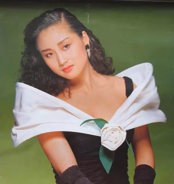李連杰22歲長女國外生活精緻,穿著火辣和異性合影,高級臉像利智