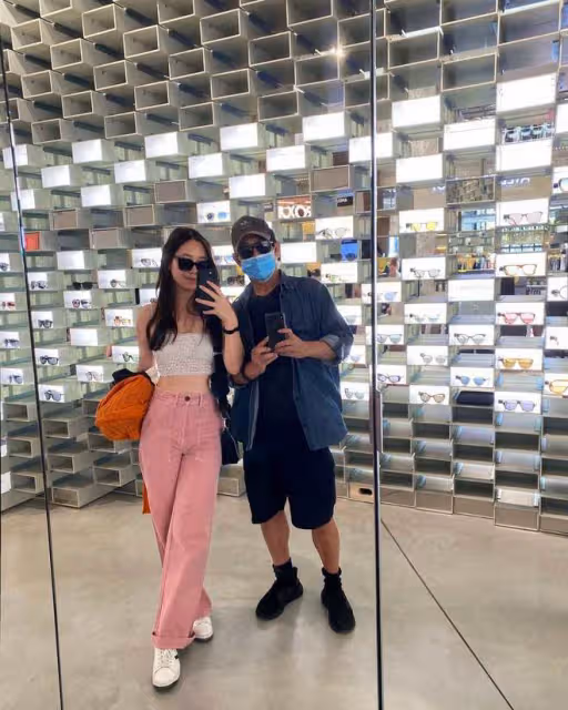 李連杰22歲長女國外生活精緻,穿著火辣和異性合影,高級臉像利智