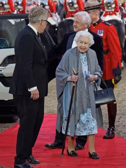 英女王三大趣事又被提!賭馬30年榮登富豪榜,就連頭巾也大有講究