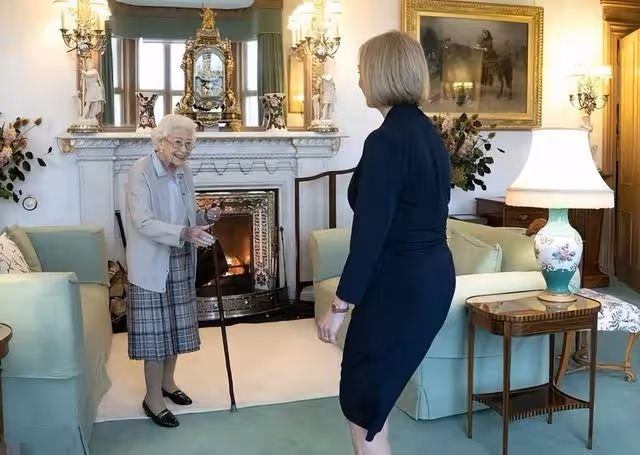 英女王三大趣事又被提!賭馬30年榮登富豪榜,就連頭巾也大有講究