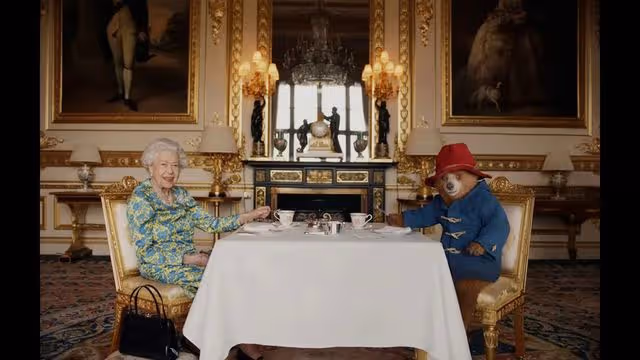英女王三大趣事又被提!賭馬30年榮登富豪榜,就連頭巾也大有講究