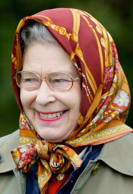英女王三大趣事又被提!賭馬30年榮登富豪榜,就連頭巾也大有講究