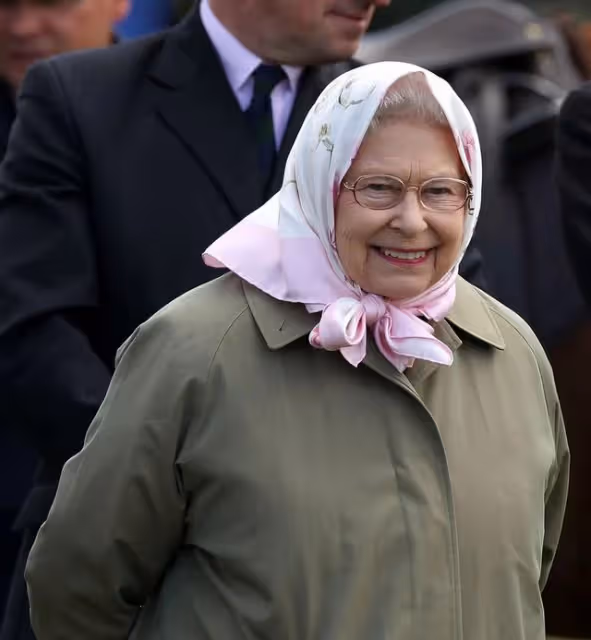 英女王三大趣事又被提!賭馬30年榮登富豪榜,就連頭巾也大有講究