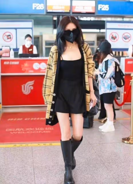 《愛情公寓》「小姨媽」成功變身強勢派,弔帶上衣現身,美辣辣