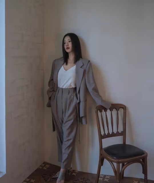 《愛情公寓》「小姨媽」成功變身強勢派,弔帶上衣現身,美辣辣