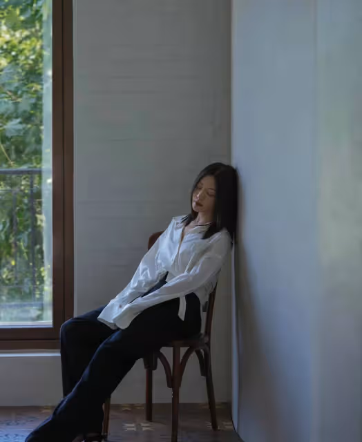 《愛情公寓》「小姨媽」成功變身強勢派,弔帶上衣現身,美辣辣