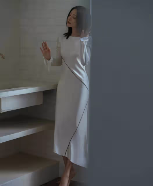 《愛情公寓》「小姨媽」成功變身強勢派，弔帶上衣現身，美辣辣