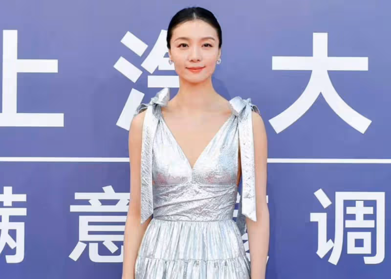 39歲鄧佳佳終於成「影后」，百花獎逆襲寒流，補唐悠悠遺憾