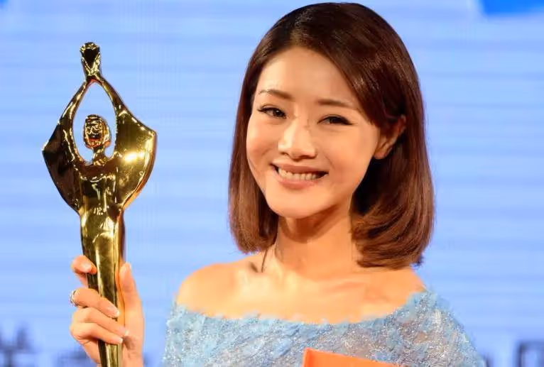 39歲鄧佳佳終於成「影后」,百花獎逆襲寒流,補唐悠悠遺憾