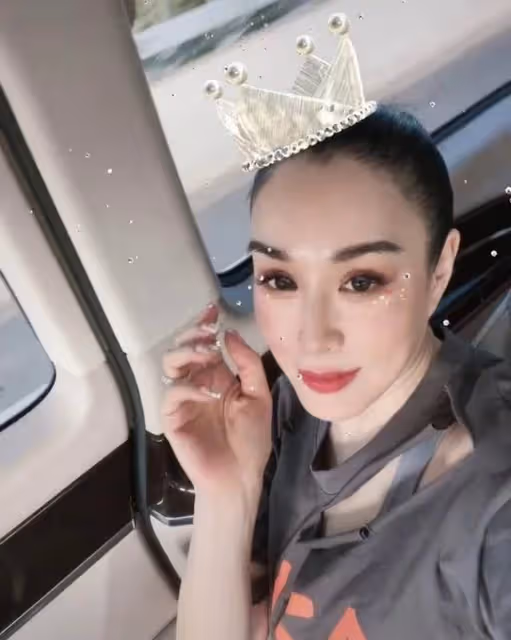 鐘麗緹近照曝光!妝容精緻狀態極佳,穿鏤空上衣性感嫵媚,脖子暴露真實年齡:自然美好優雅