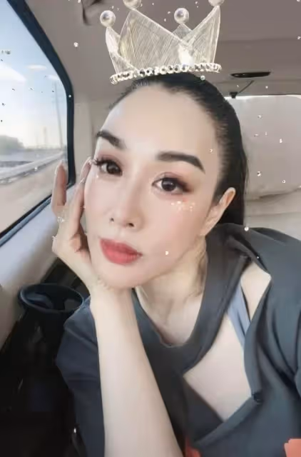 鐘麗緹近照曝光!妝容精緻狀態極佳,穿鏤空上衣性感嫵媚,脖子暴露真實年齡:自然美好優雅