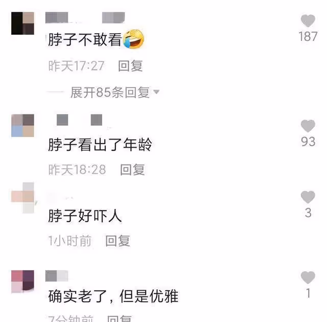 鐘麗緹近照曝光!妝容精緻狀態極佳,穿鏤空上衣性感嫵媚,脖子暴露真實年齡:自然美好優雅