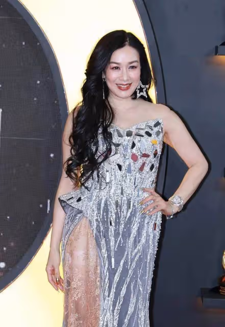 鐘麗緹近照曝光!妝容精緻狀態極佳,穿鏤空上衣性感嫵媚,脖子暴露真實年齡:自然美好優雅