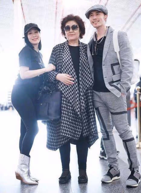 鐘麗緹近照曝光!妝容精緻狀態極佳,穿鏤空上衣性感嫵媚,脖子暴露真實年齡:自然美好優雅