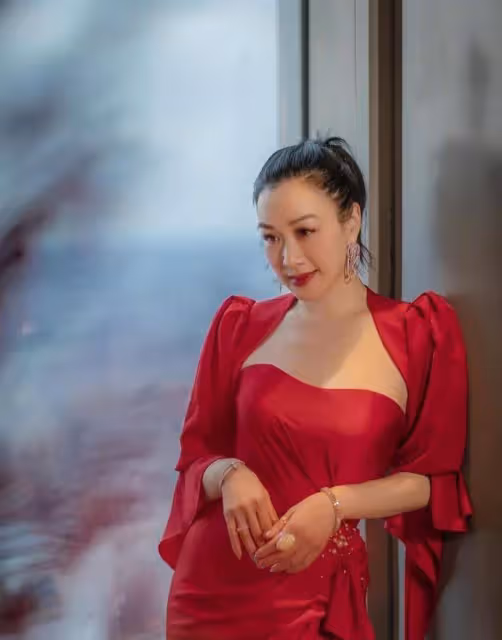 鐘麗緹近照曝光!妝容精緻狀態極佳,穿鏤空上衣性感嫵媚,脖子暴露真實年齡:自然美好優雅