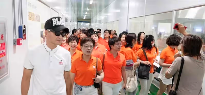 何家勁接待30多名女企業參觀自家工廠,62歲狀態曝光,大受歡迎魅力不減,網驚呆:根本是健碩小伙