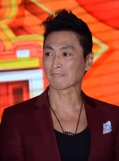 何家勁接待30多名女企業參觀自家工廠,62歲狀態曝光,大受歡迎魅力不減,網驚呆:根本是健碩小伙