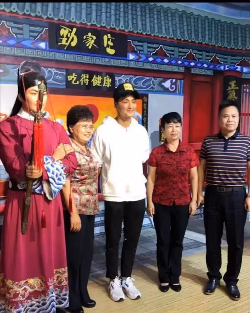 何家勁接待30多名女企業參觀自家工廠,62歲狀態曝光,大受歡迎魅力不減,網驚呆:根本是健碩小伙
