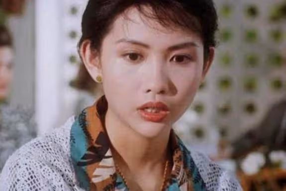 邱淑貞22歲女兒罕曬美照!穿緊身抹身材秀大長腿,露一截白嫩腰性感十足,氣質不輸明星媽媽,網友:基因太強大