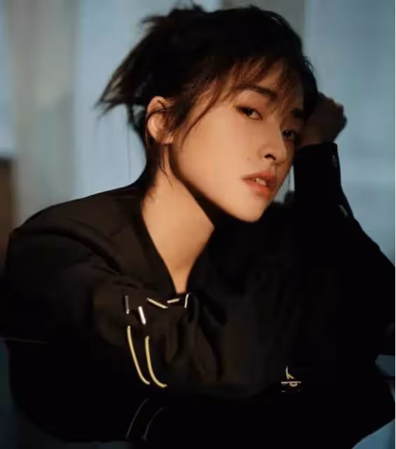 邱淑貞22歲女兒罕曬美照!穿緊身抹身材秀大長腿,露一截白嫩腰性感十足,氣質不輸明星媽媽,網友:基因太強大