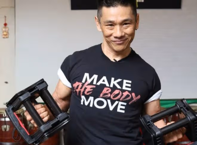 杜德偉哥哥息影24年近況!64歲身材健碩似小伙,跟弟弟長相太相似