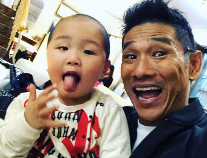 杜德偉哥哥息影24年近況!64歲身材健碩似小伙,跟弟弟長相太相似