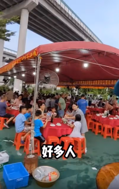 港星王俊棠到廣東農村吃席!燒肉燒鴨擺滿桌,嘗試放鞭炮太開心
