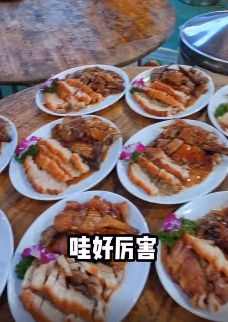 港星王俊棠到廣東農村吃席!燒肉燒鴨擺滿桌,嘗試放鞭炮太開心