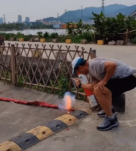 港星王俊棠到廣東農村吃席!燒肉燒鴨擺滿桌,嘗試放鞭炮太開心