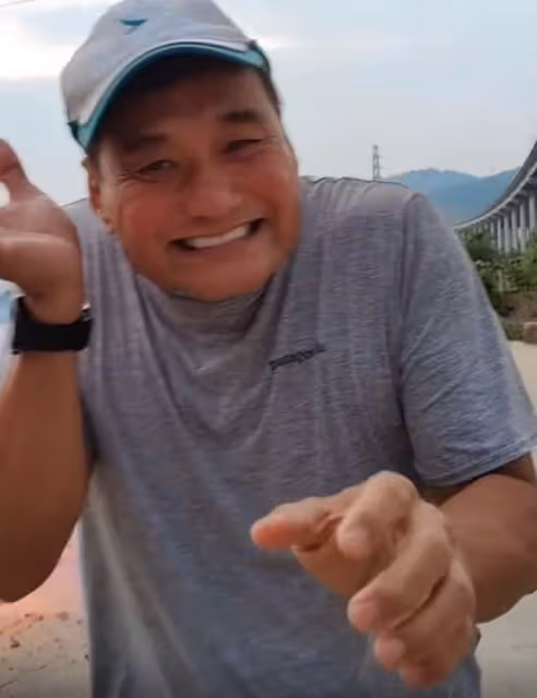 港星王俊棠到廣東農村吃席!燒肉燒鴨擺滿桌,嘗試放鞭炮太開心