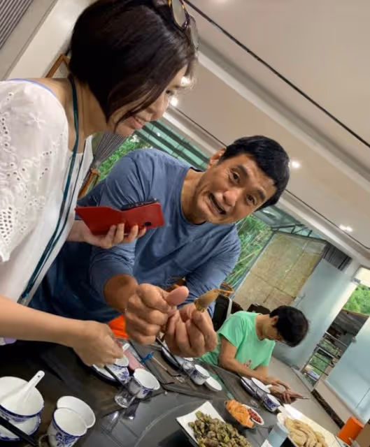 港星王俊棠到廣東農村吃席!燒肉燒鴨擺滿桌,嘗試放鞭炮太開心