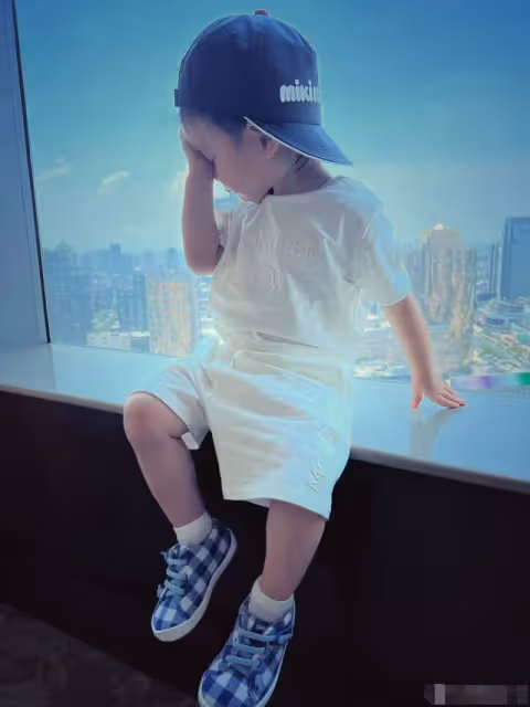 44歲王陽罕見曬娃,2歲兒子反戴帽子姿勢帥氣,軟萌可愛神似父親