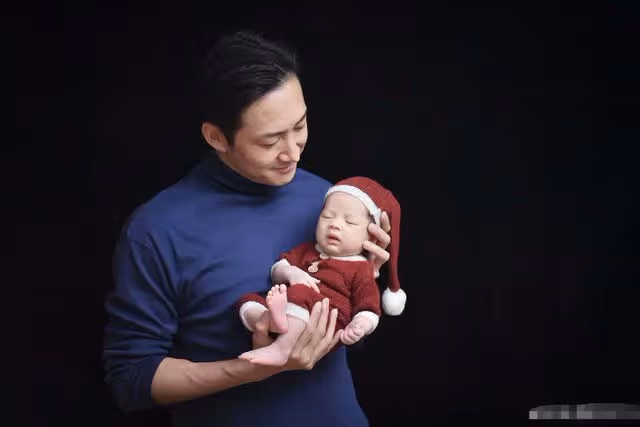 44歲王陽罕見曬娃,2歲兒子反戴帽子姿勢帥氣,軟萌可愛神似父親