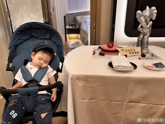 44歲王陽罕見曬娃,2歲兒子反戴帽子姿勢帥氣,軟萌可愛神似父親