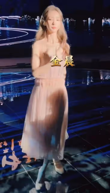 央視中秋晚會女星造型!萬茜腰部鏤空秀性感,童瑤穿旗袍凹凸有致